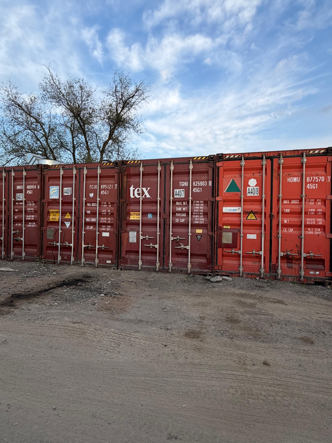 Красные контейнеры на площадке AR Rent