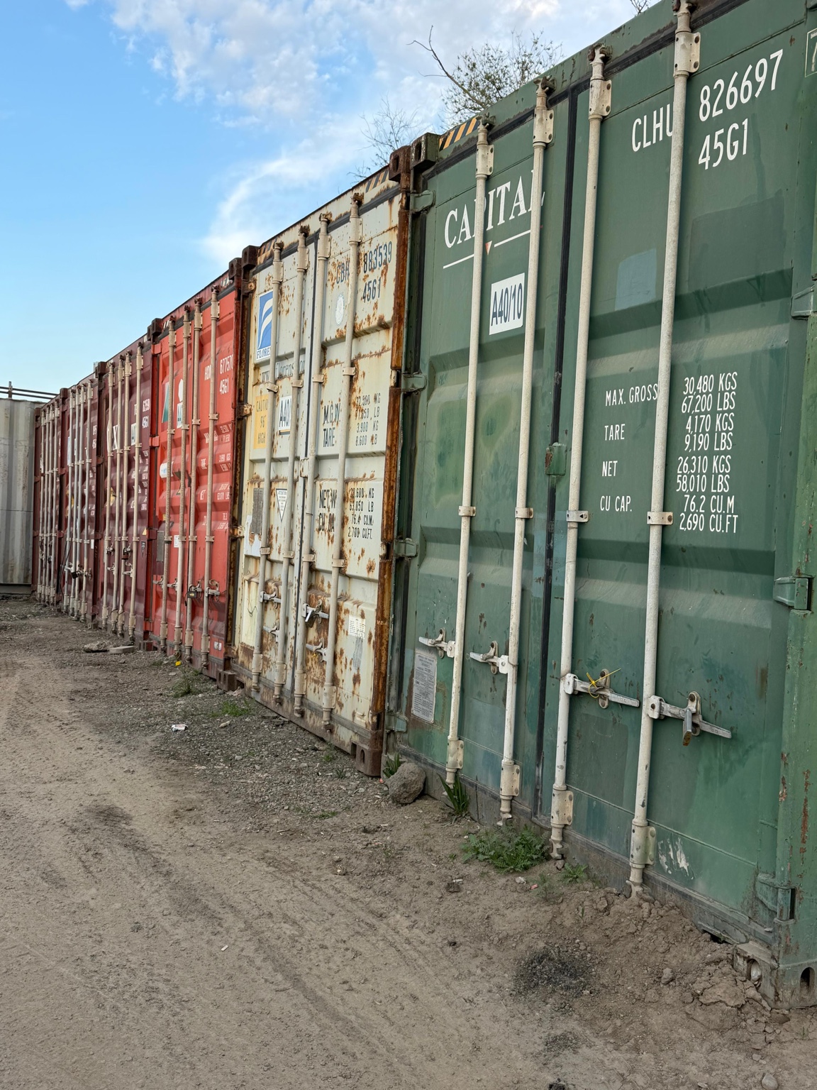 Зелёный контейнер на складской площадке