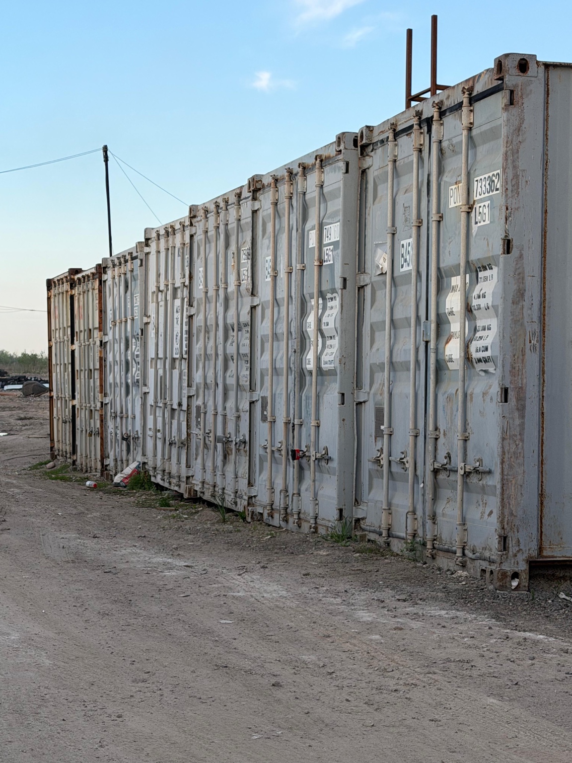 Светлые контейнеры на территории AR Rent